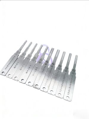 Un ensemble de 10 pièces de Maître Serrurier pour coffres-forts de classe C, serrures de voiture/moto et serrures de circulation