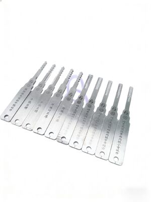 Un ensemble de 10 pièces de Maître Serrurier pour coffres-forts de classe C, serrures de voiture/moto et serrures de circulation