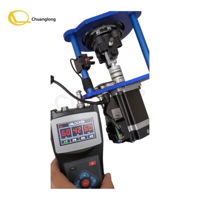 Le Grandmaster Auto Combination Finder   Auto CodeCracker Coffres-forts à cadran mécaniques et guichets automatiques (GAB) Système moteur/capteur pour le décodage non destructif des serrures de coffres-forts et de GAB