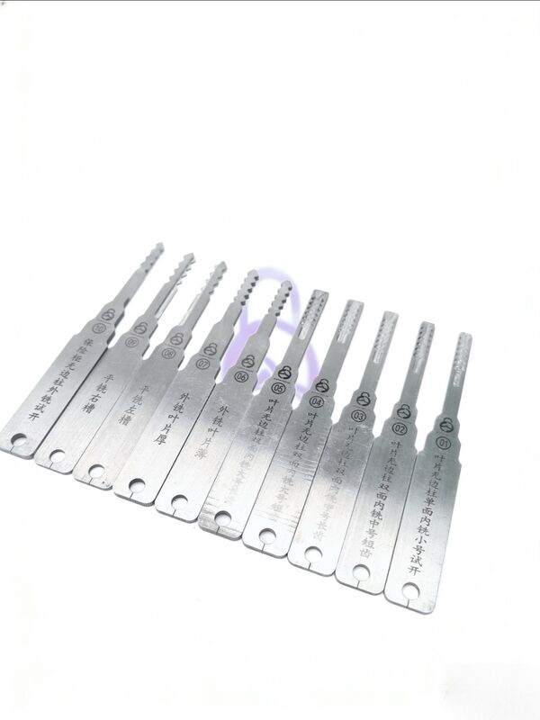 Un ensemble de 10 pièces de Maître Serrurier pour coffres-forts de classe C, serrures de voiture/moto et serrures de circulation